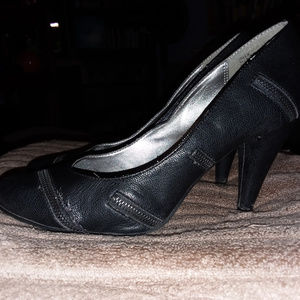 Black pumps
